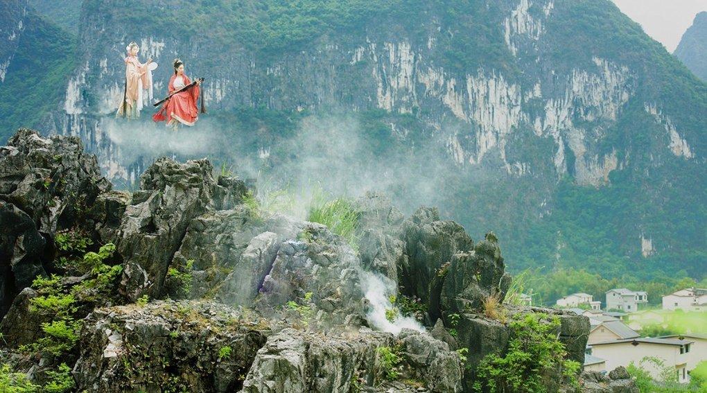 嫌邻居太吵,男子全副武装多次用胶水堵锁,屋主装监控留证据报警